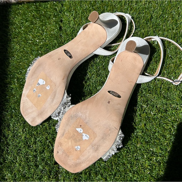 Badgley Mischka Telissa white satin embellished heels size 8 stores display - Picture 10 of 10